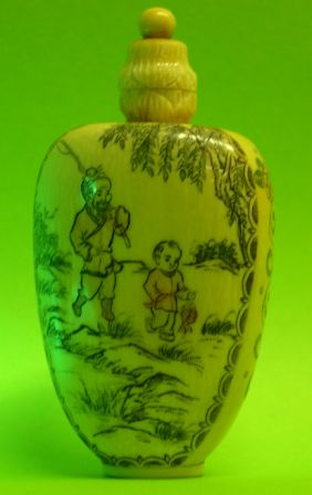 Rare tabati�re en d�fense d'�l�phant grav�e